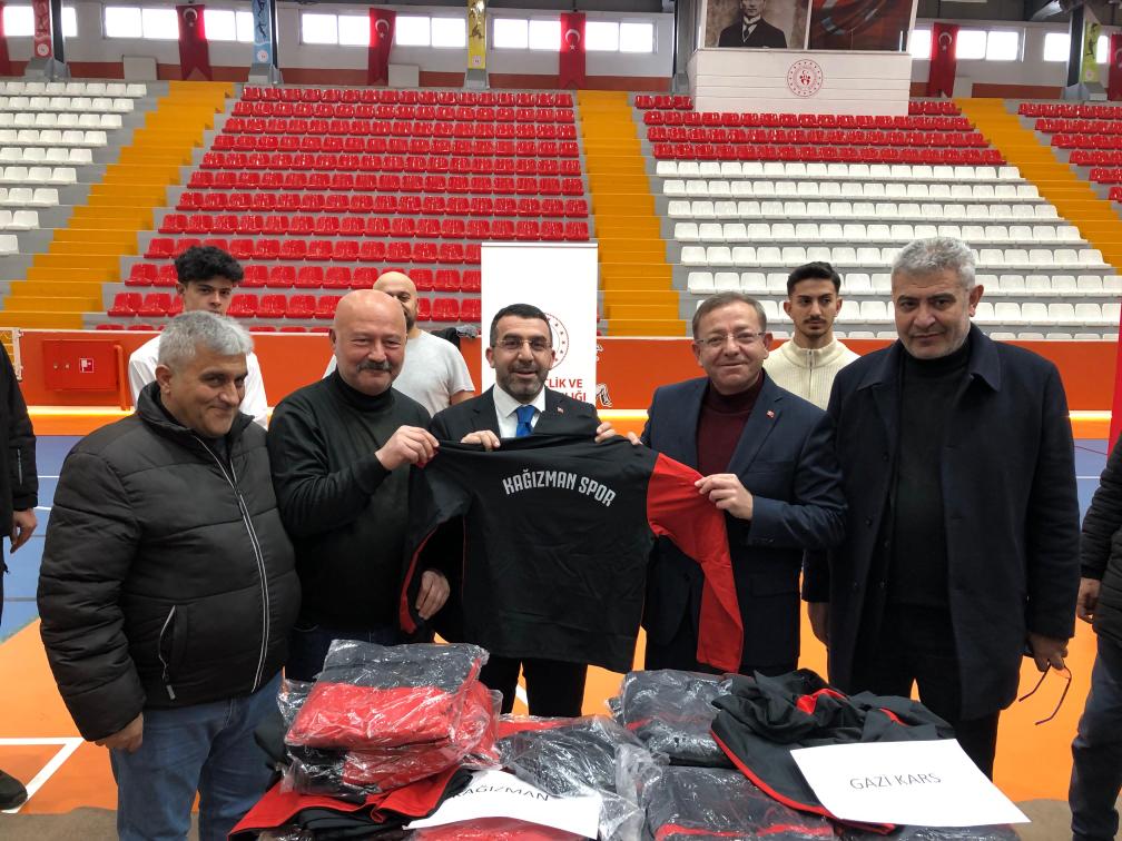 Kars'ta amatör spor kulüplerine malzeme desteği verildi