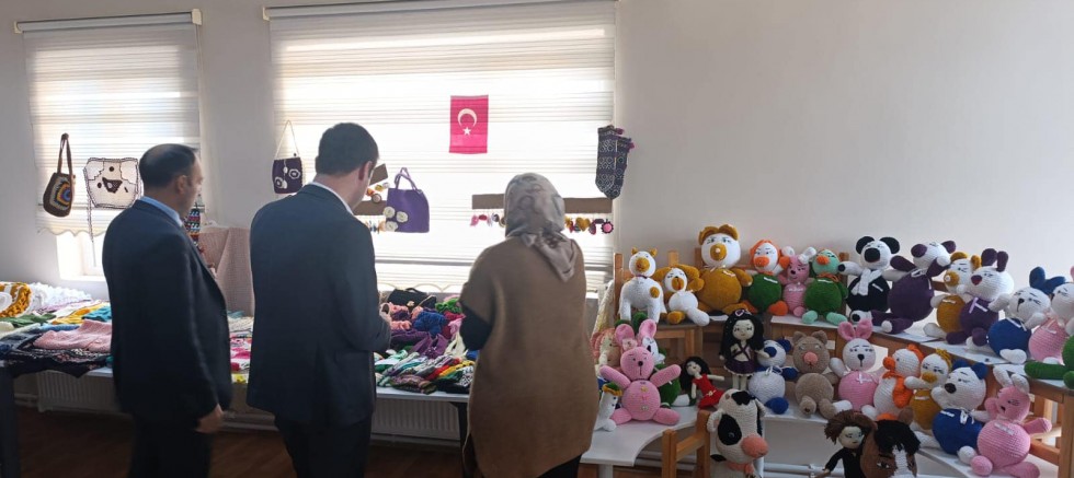 Kars'ta ADEM Kursiyerlerinin el emeği göz nuru sergilendi