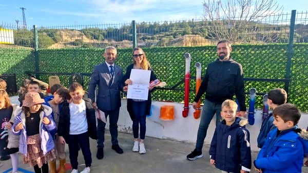 Anaokulunda atık malzemelerden açık hava müzik sınıfı kuruldu