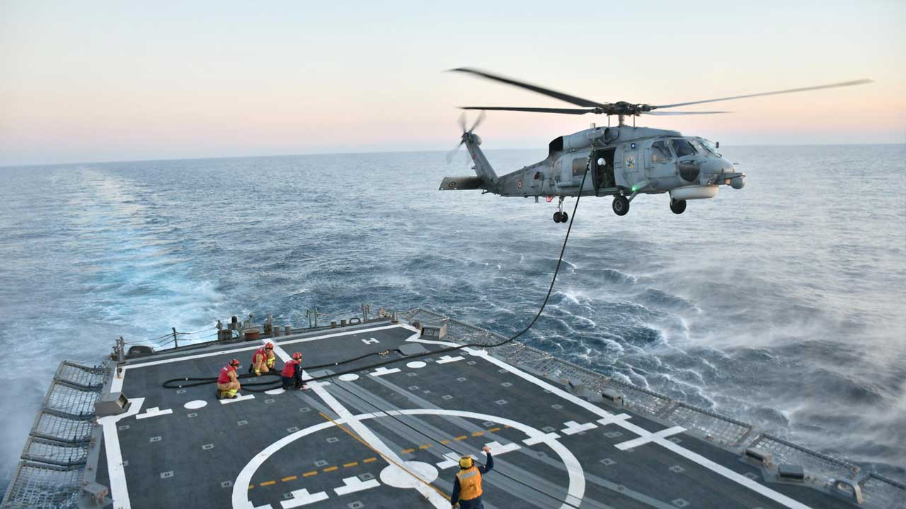 TCG Gelibolu, Libya açıklarında helikopterle yakıt ikmali yaptı