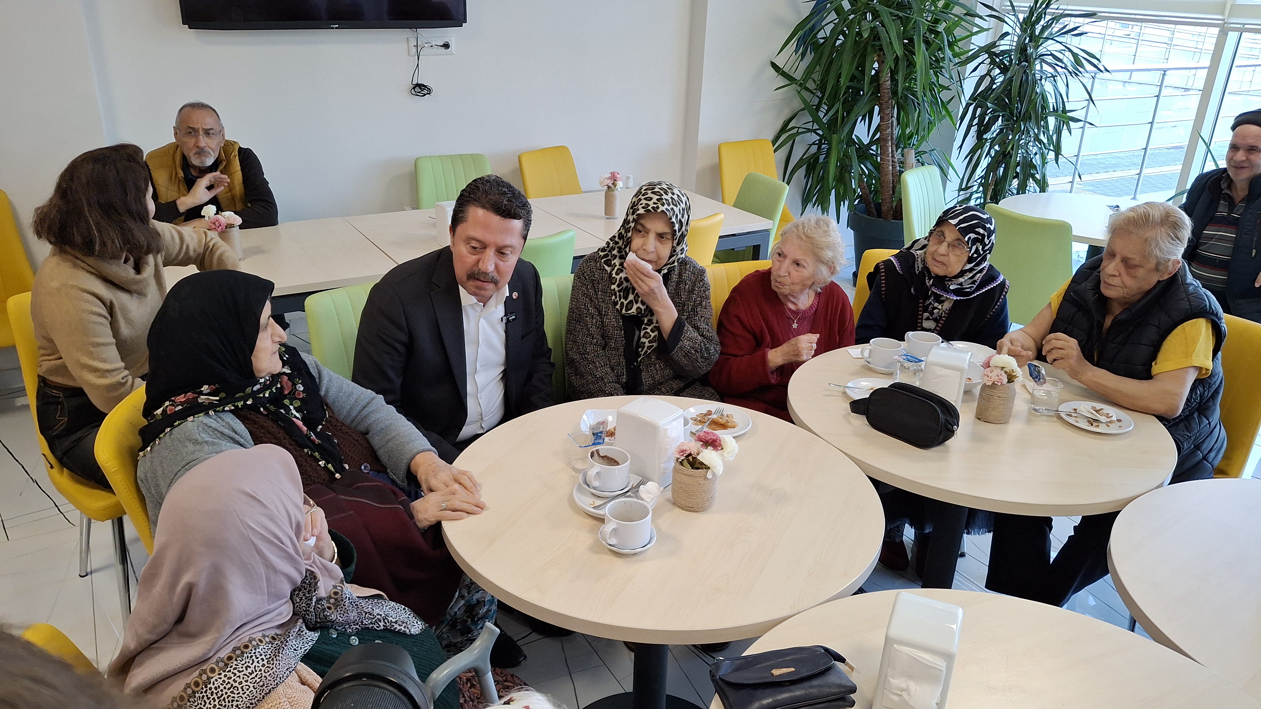 Beypazarı Belediye Başkanı Özer Kasap,huzurevine ziyarette bulundu