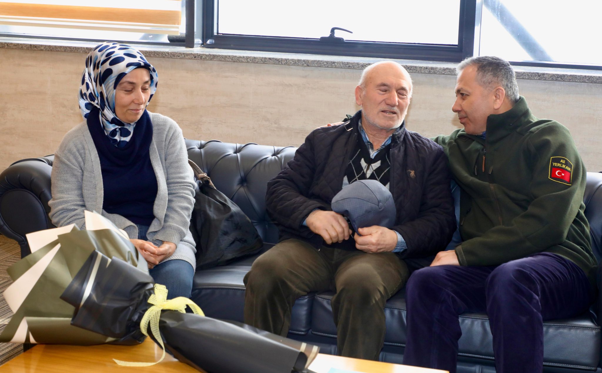 Ali Yerlikaya'dan trafik kazasında yaralanan polis memurunun ailesine ziyaret