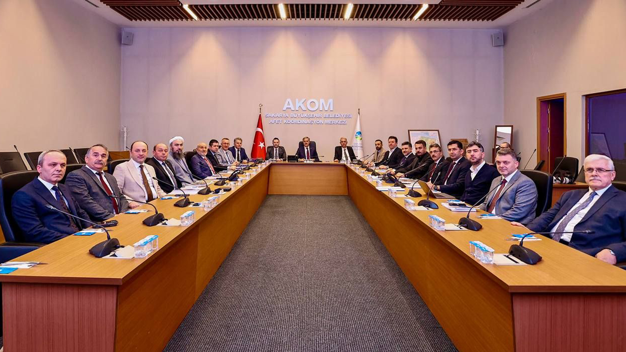 Başkan Alemdar, 16 ilçe başkanını AKOM'da topladı