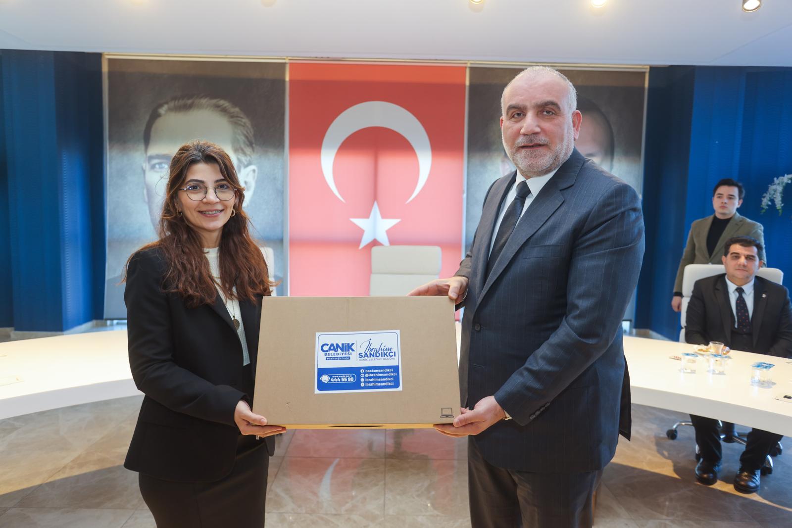 Canik Belediyesinden öğretmenlere laptop desteği