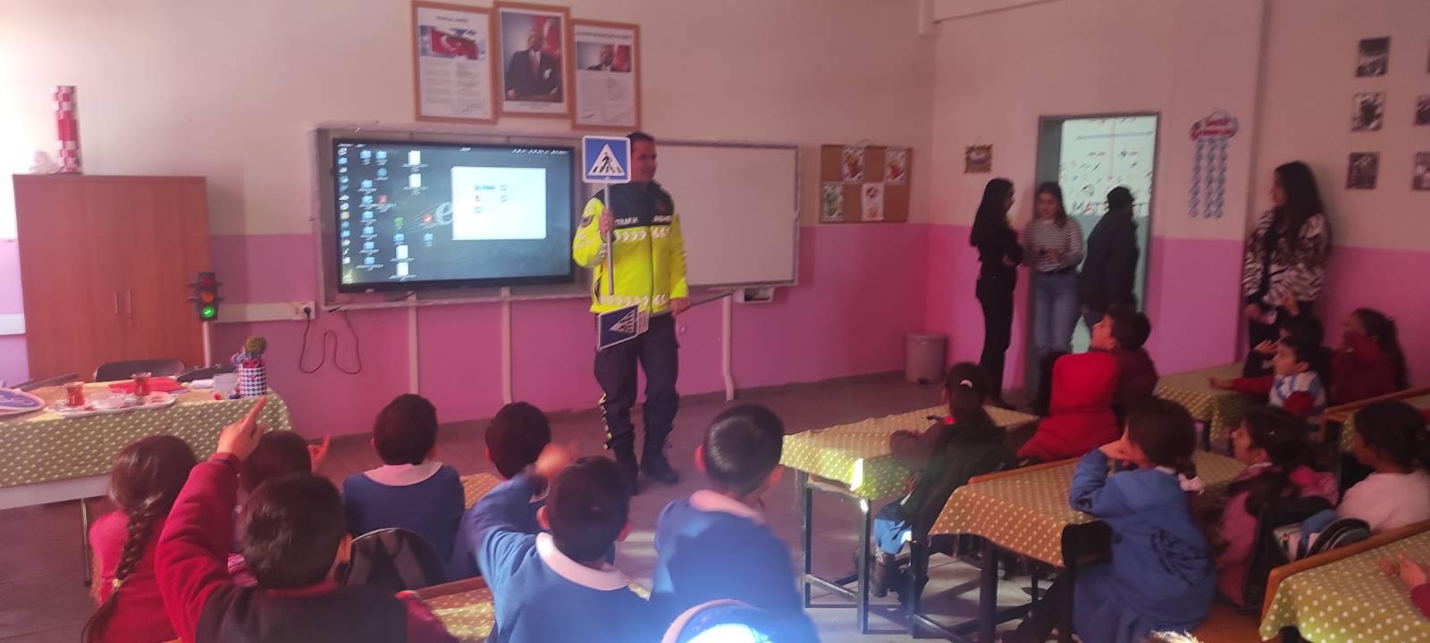 Kars'ta İlkokul öğrencileri trafik kuralları konusunda bilgilendirildi