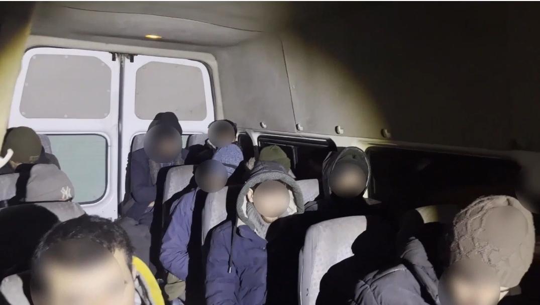Kars'ta jandarma ekipleri 14 düzensiz göçmen ve iki organizatör yakalandı