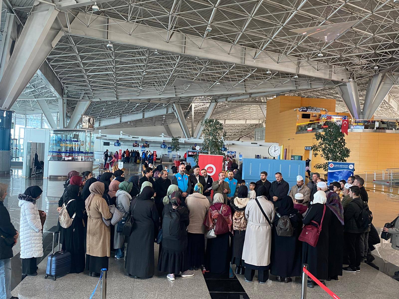 Kars'tan umre yolcuları dualarla Medine'ye uğurlandı