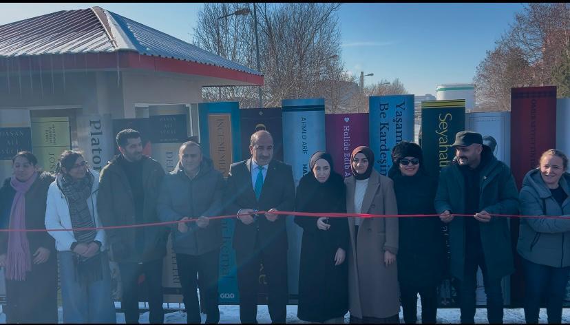 Kars'ta bir okulun kapısı Türk ve dünya klasiklerine ait önemli eserlerle donatıldı