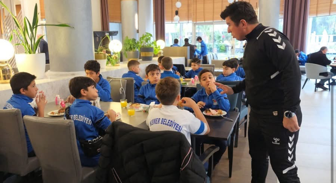 Antalya Kemer'e genç futbolculara kahvaltı morali