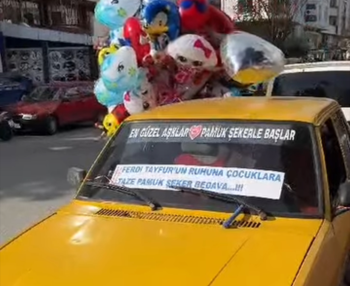 Antalya Serik'te Ferdi Tayfur için pamuk şekeri dağıtıldı