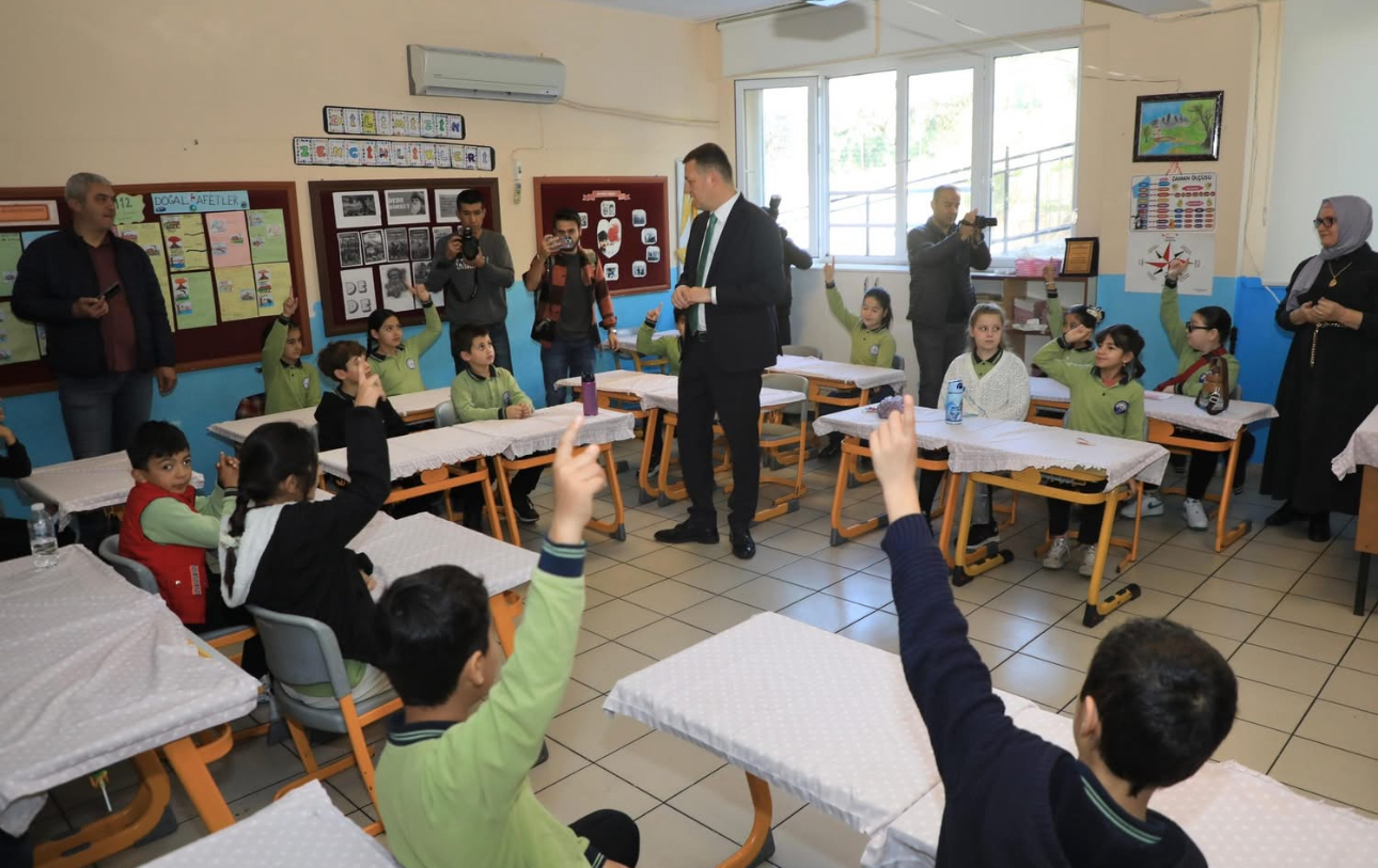 Kaymakam Ürkmezer karne heyecanına ortak oldu