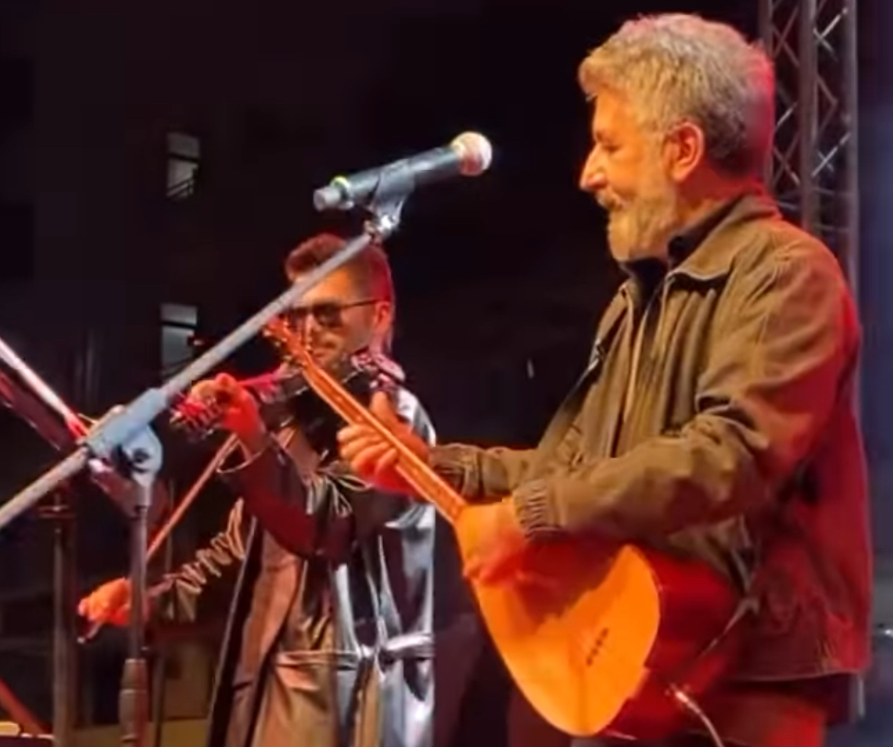 Ali Kınık ve Âşık Sefai Kumluca’da coşkulu dolu konser verdi