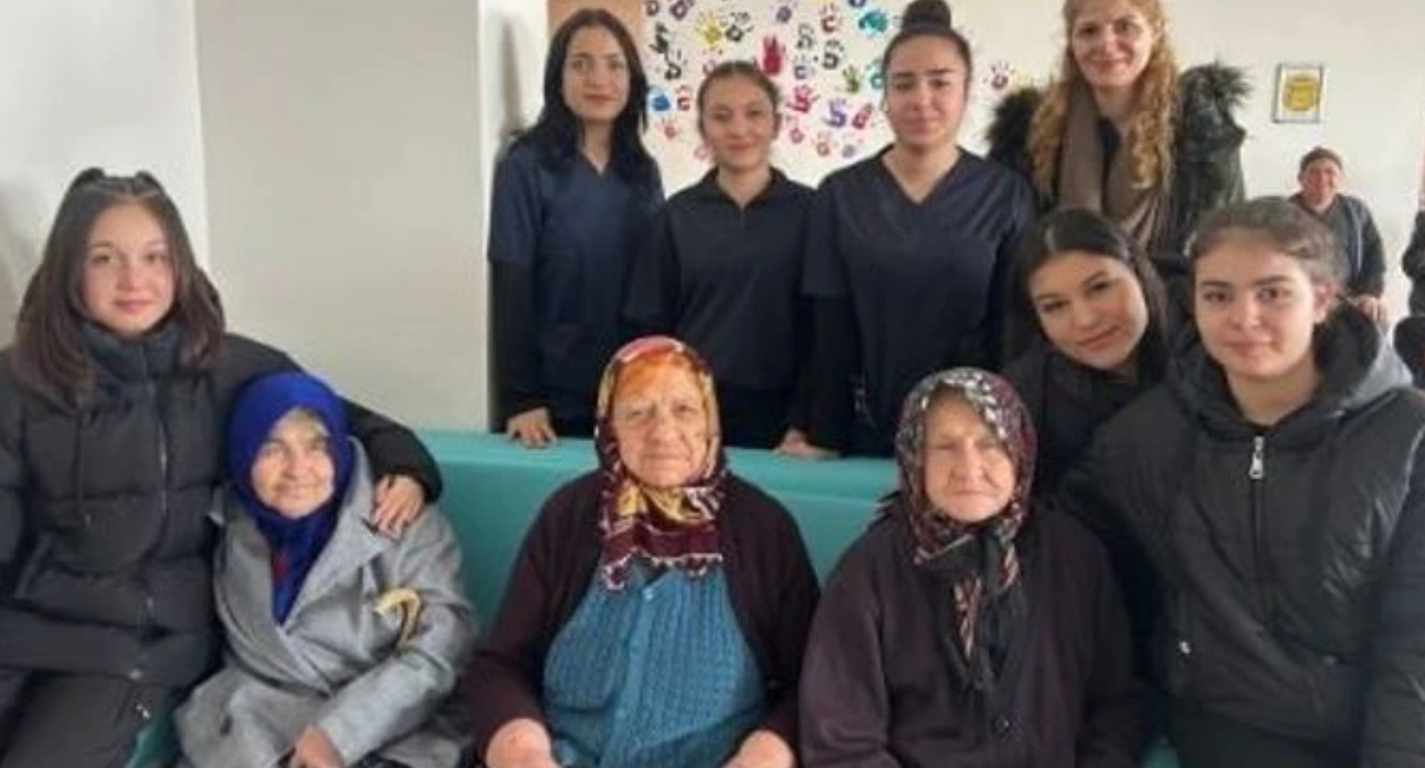 Burdur’da liseli gençlerden huzurevi sakinlerine ziyaret