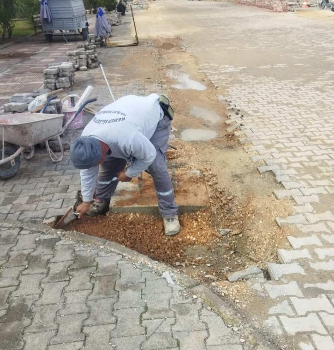 Kemer’de yol ve kaldırım çalışmaları sürüyor