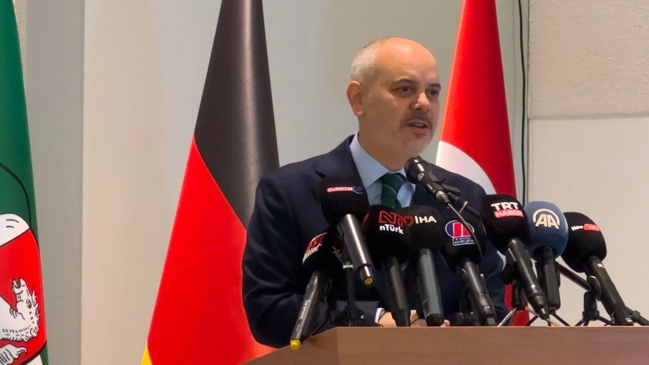 Cumhurbaşkanı Başdanışmanı Kılıç, Düsseldorf’ta STK ve basınla buluştu
