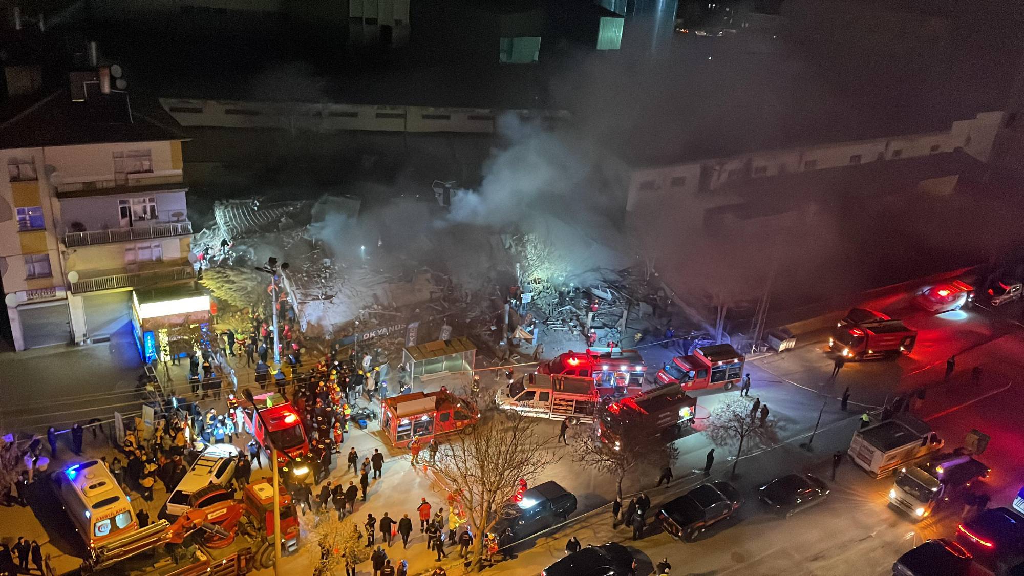 Konya'da çöken binanın enkazından kurtarılan 3 kişinin durumu iyi