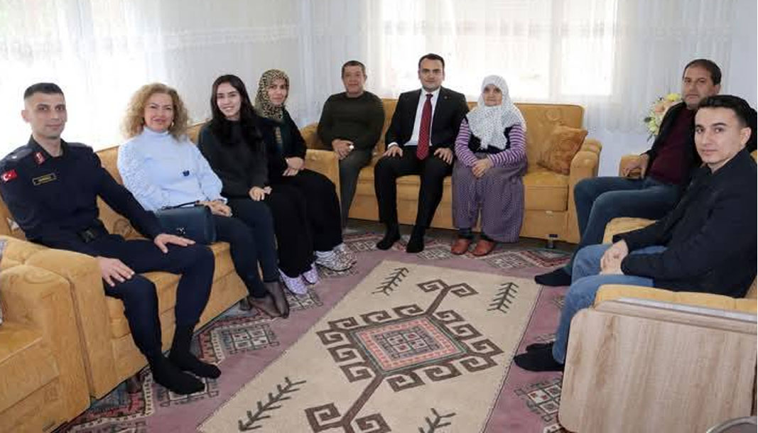 Finike Kaymakamı Musa Kazım Çelik, şehit yakınları ile gazileri yalnız bırakmadı
