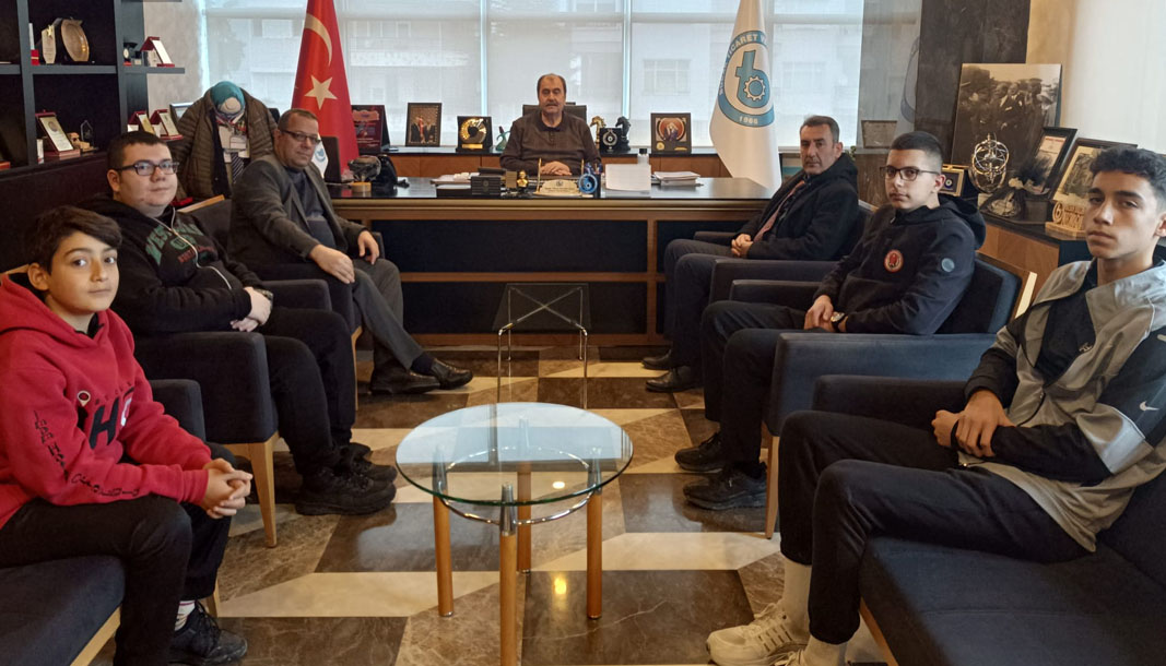 Bucak İmam Hatip lisesi öğrencilerinden büyük başarı: Ticaret ve Sanayi Odası Başkanı Meçikoğlu'na ziyaret