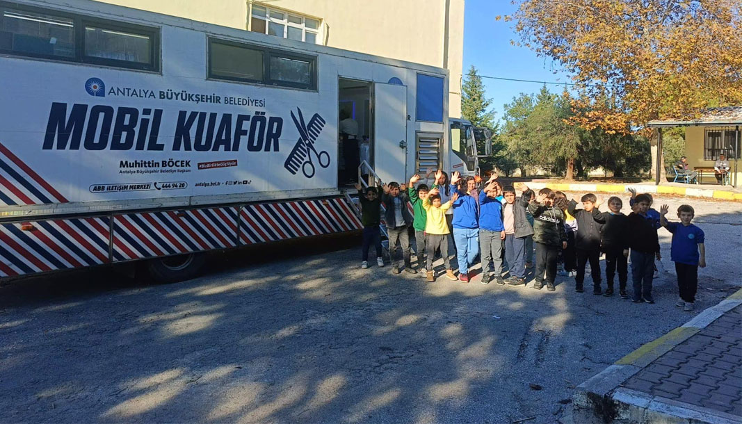 Antalya'da Mobil kuaför TIR'ı öğrencilere ücretsiz hizmet veriyor