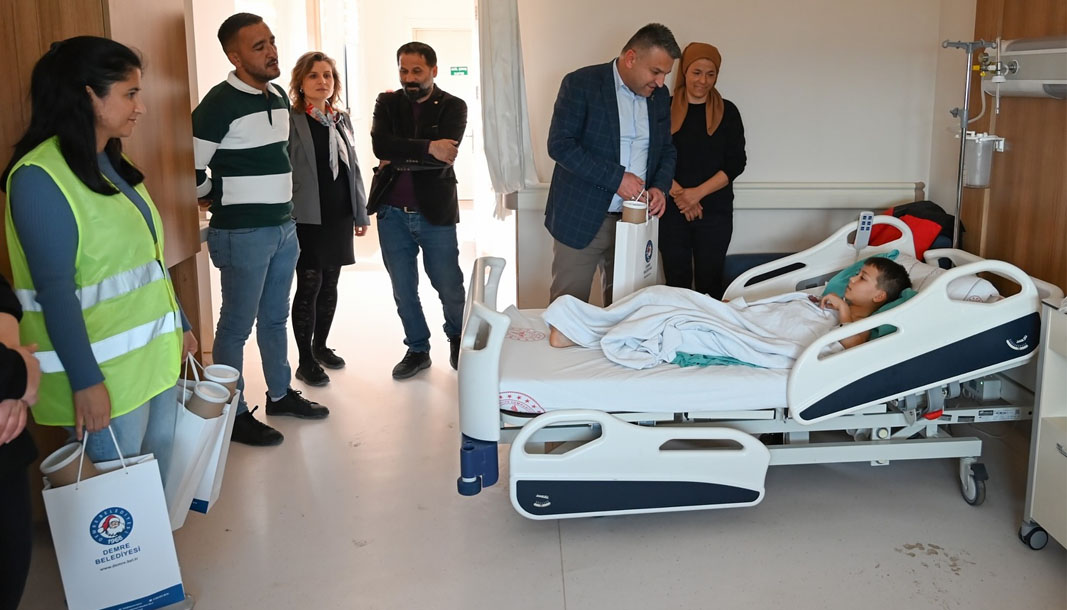 Demre Belediyesinden sünnet çocuklarına anlamlı ziyaret