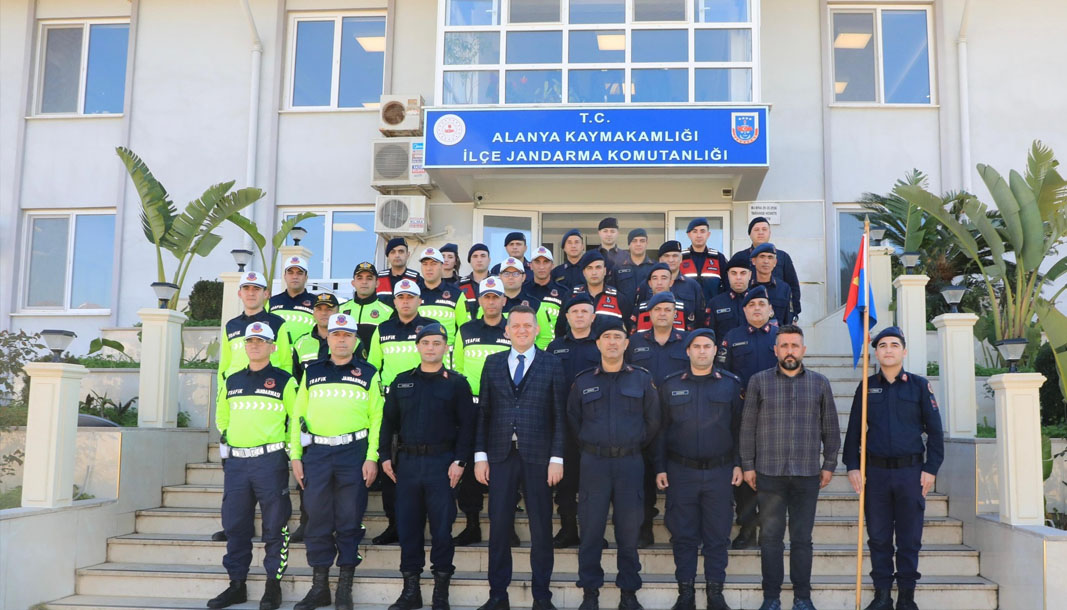 Alanya Kaymakamı Ürkmezer, Jandarma personeline başarı belgesi takdim etti