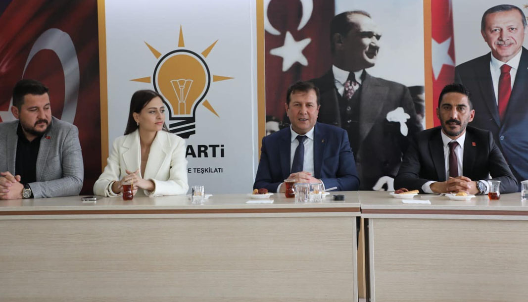 Korkuteli Belediye Başkanı Saniye Caran'dan AK Parti'ye ziyaret