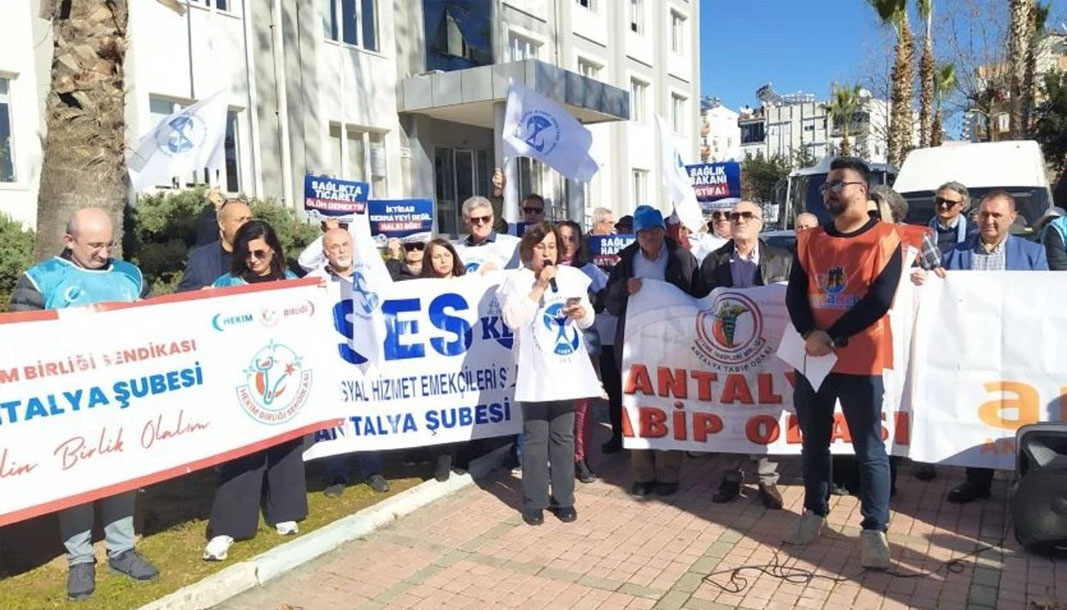 Antalya'da aile hekimlerinden yeni yönetmelik protestosu: Talepler karşılanmazsa eylemler sürecek
