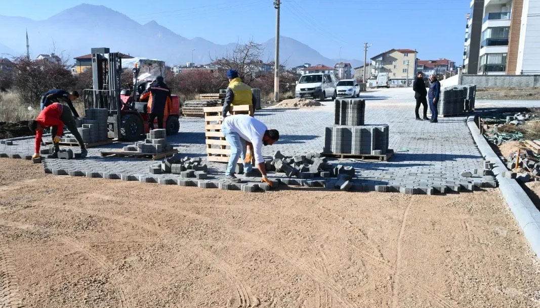 Isparta'da 4142 sokaktaki tali yola kilit parke taşı döşendi