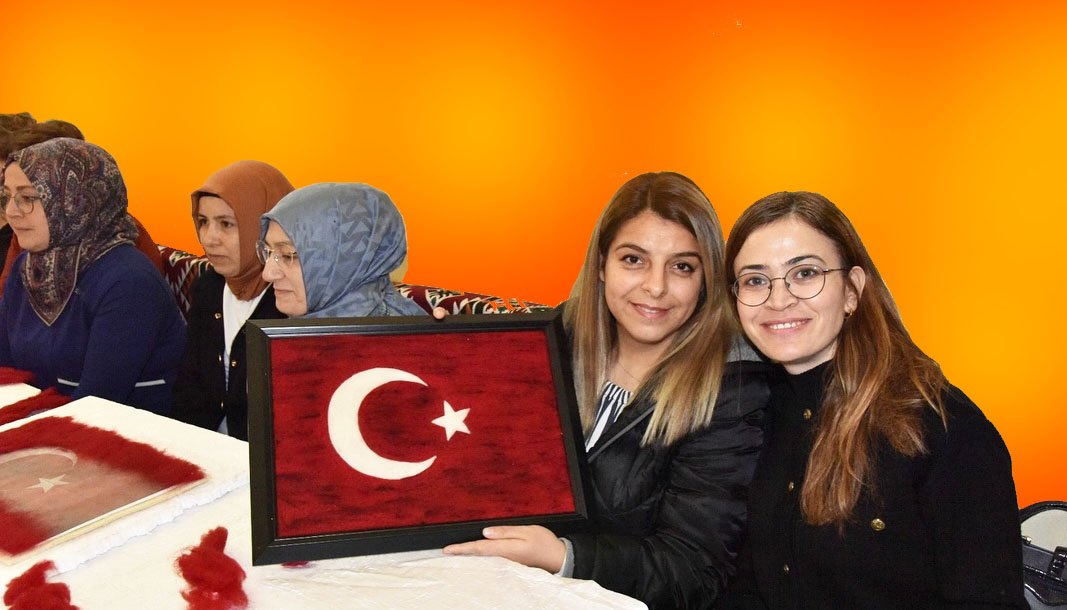 750 yıllık derslikte keçeden Türk bayrağı üretiyorlar