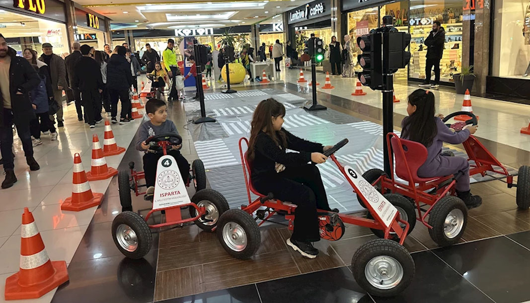 "Miniklere trafik bilinci: IYAŞ'ta eğlenceli eğitim"