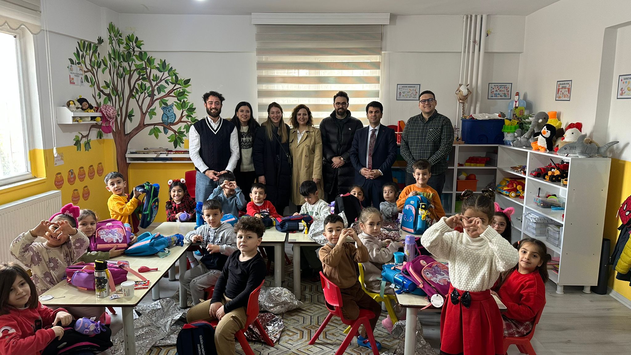 MGK Genel Sekreteri Hacımüftüoğlu’nun kızından örnek davranış: Evlilik yardımı öğrencilere çanta hediyesi oldu