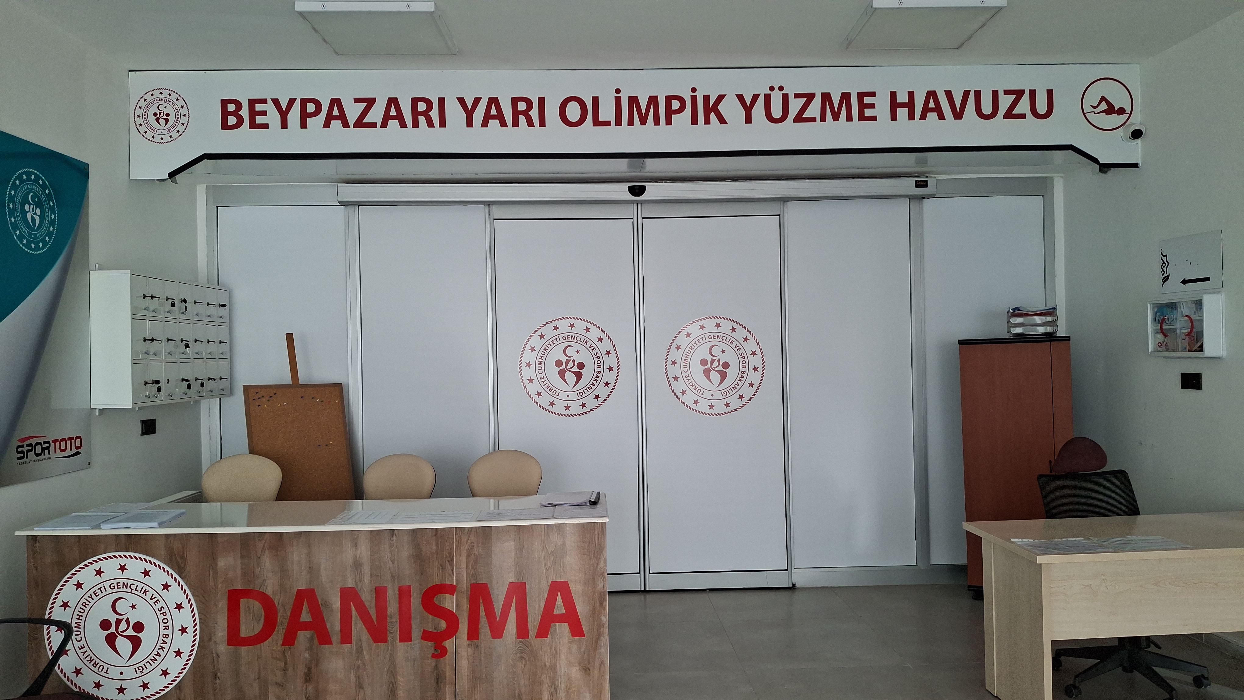 Kaymakam Vedat Yılmaz, Yarı Olimpik Yüzme havuzunda incelemelerde bulundu