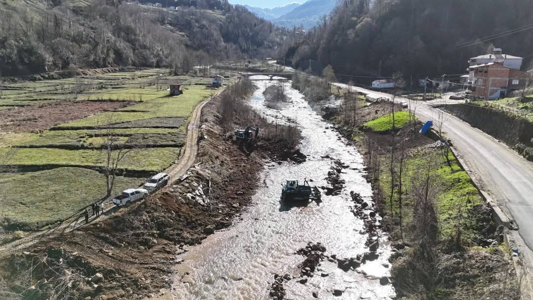 Trabzon Of'un Yeniköy Deresinde ıslah çalışmaları sürüyor