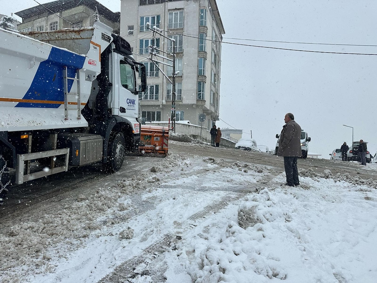 Canik’te karla mücadele aralıksız sürüyor