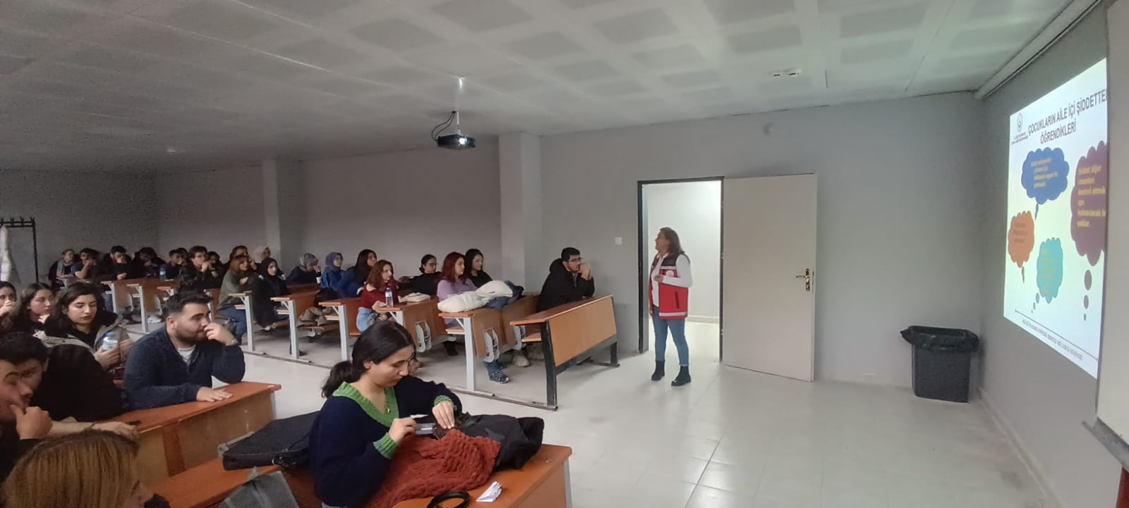 Kars'ta üniversite öğrencilerine Kadına Şiddetle Mücadele konusunda bilgilendirme yapıldı
