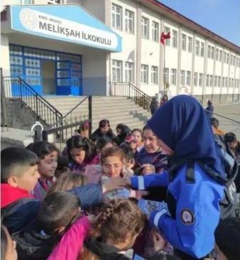 Kars'ta velilere ve öğrencilere UYUMA Projesi tanıtıldı