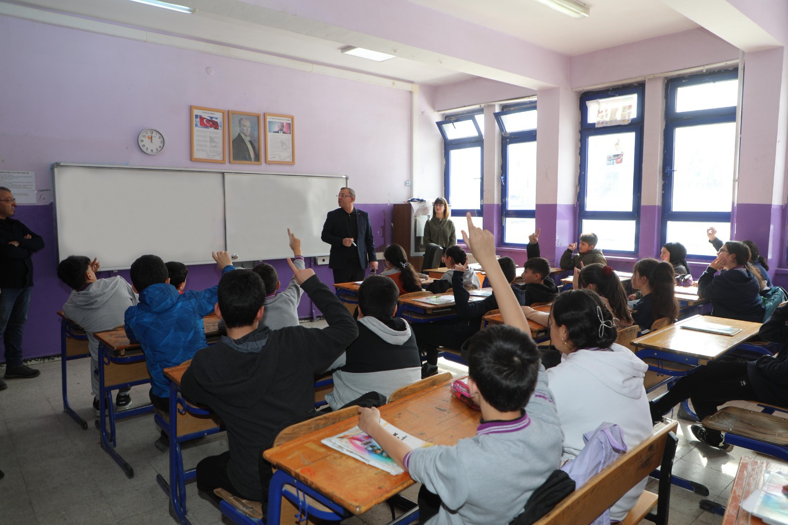 Kars Valisi Ziya Polat, Mihralibey Ortaokulu’nda derslere katıldı