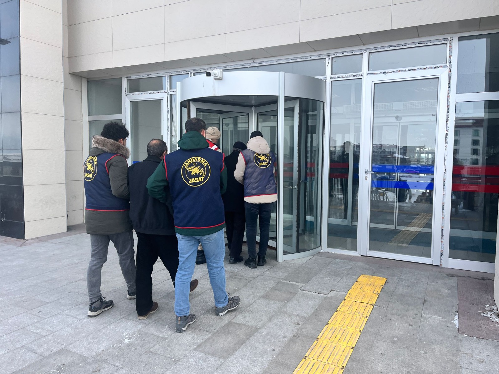 Kars'ta asayiş uygulamasında yakayı ele verdiler