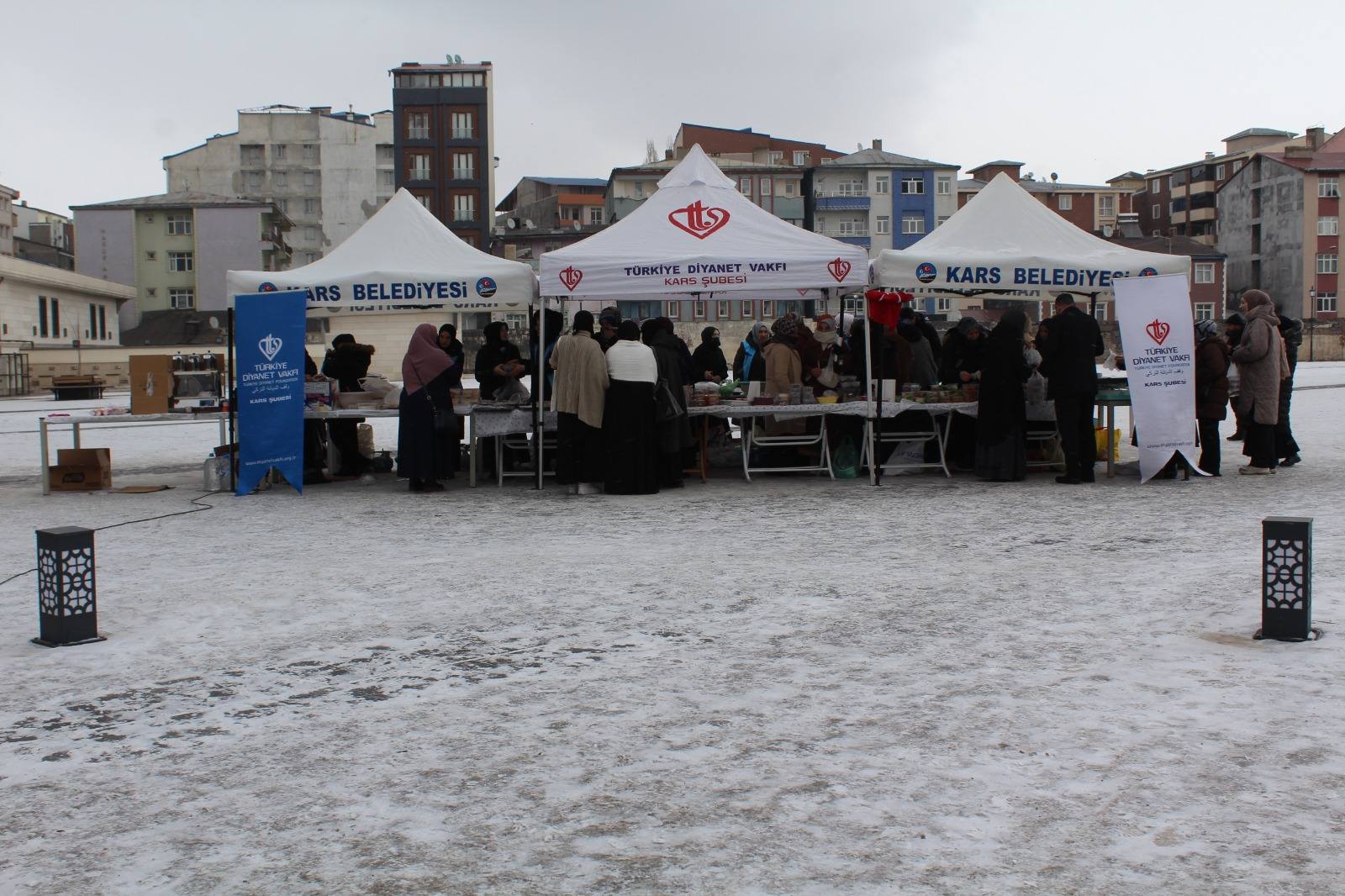 Kars'ta "Deprem bölgesinde bir tuğla da senden olsun" kampanyası için hayır çarşısı kuruldu