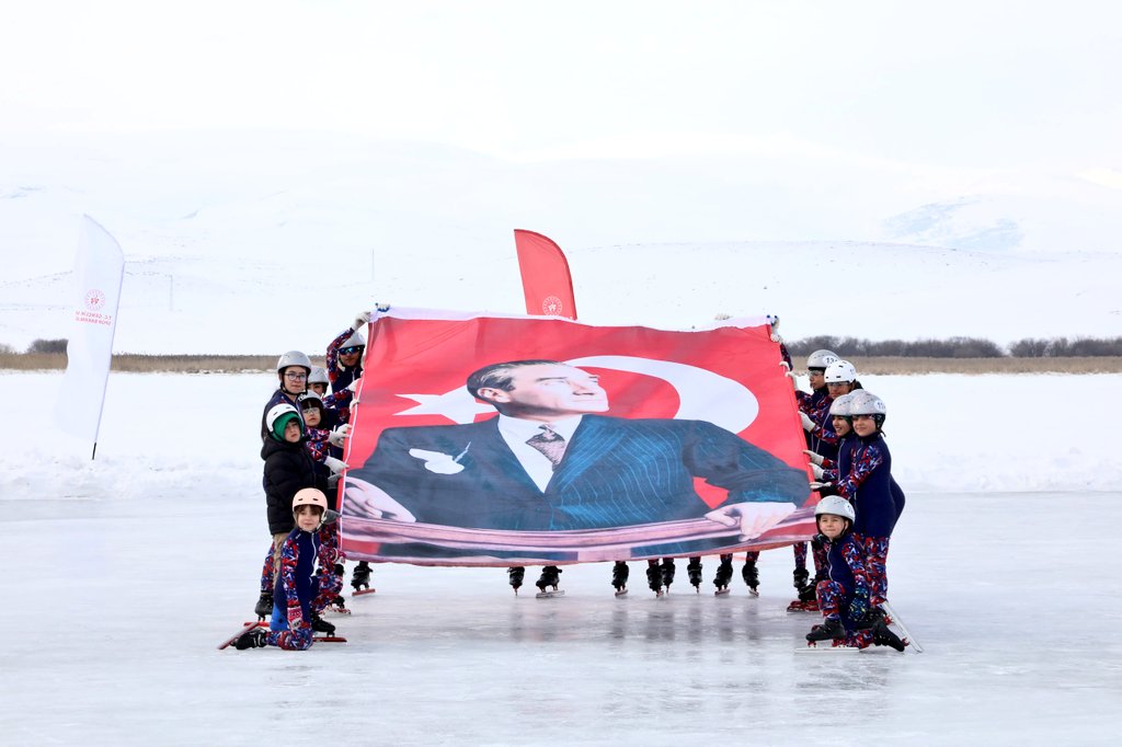 Çıldır Gölü'nde Buz Şenliği düzenlendi