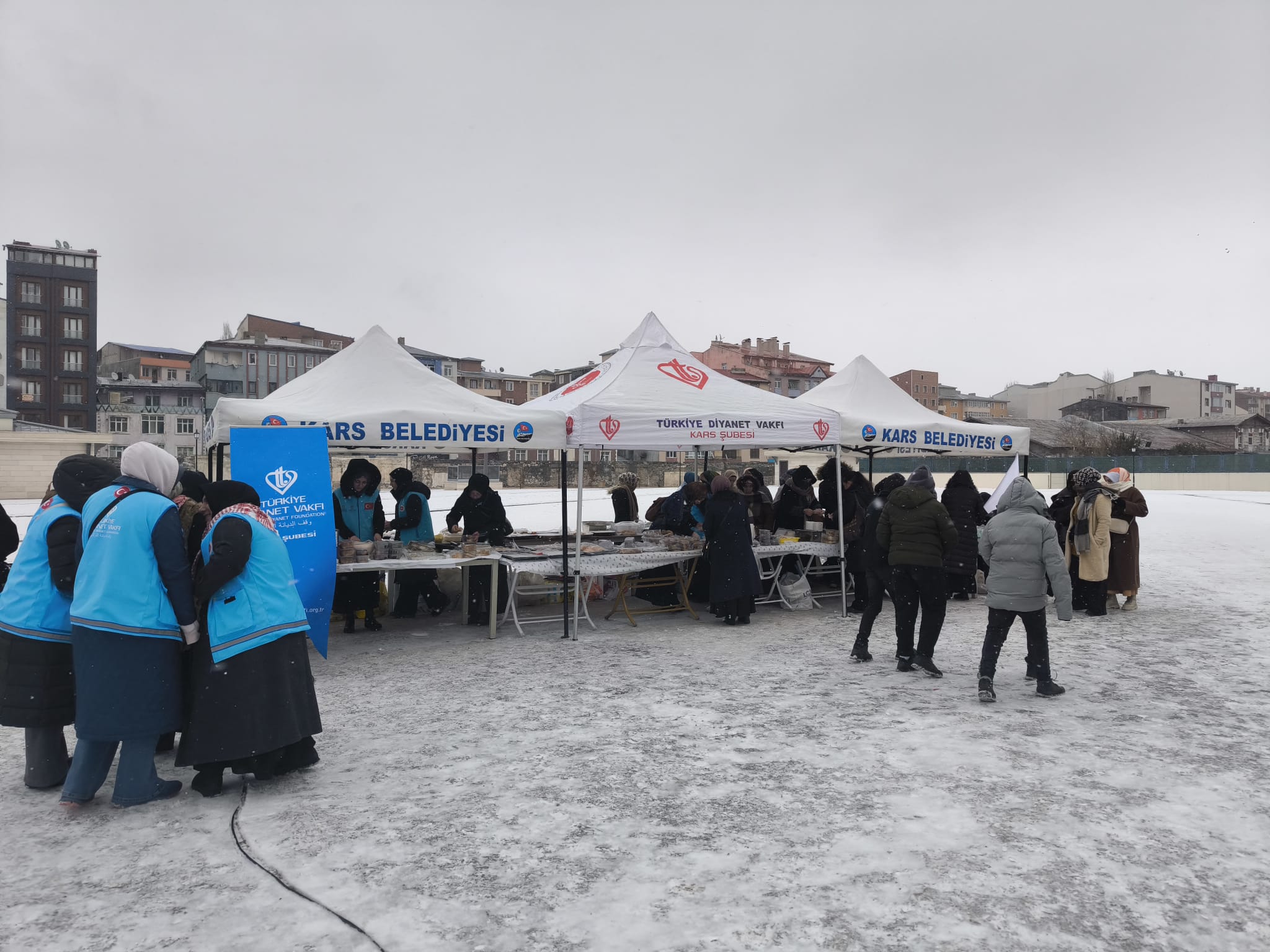 Kars'ta deprem bölgesi yararına hayır çarşısı açıldı