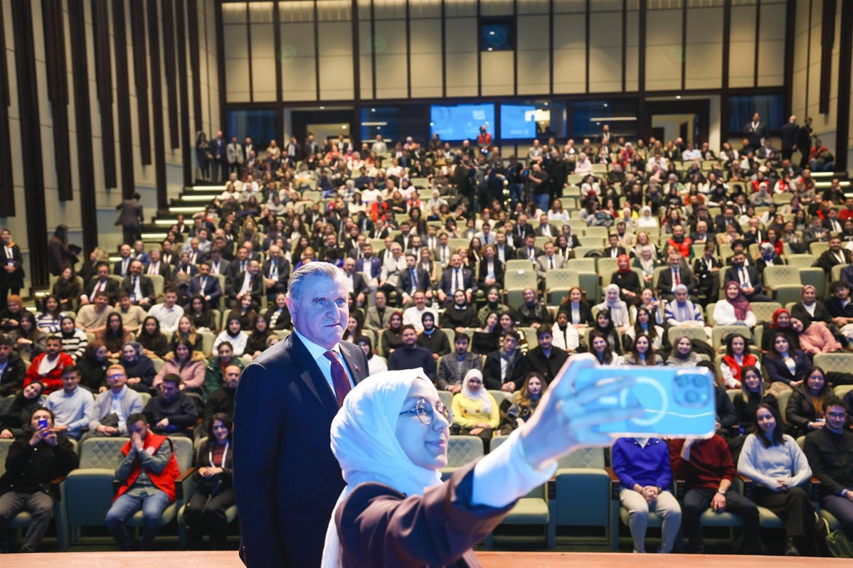 Gençlerimizin enerjisine, heyecanına, onların görüşleri ve katılımlarıyla yön vermek istiyoruz