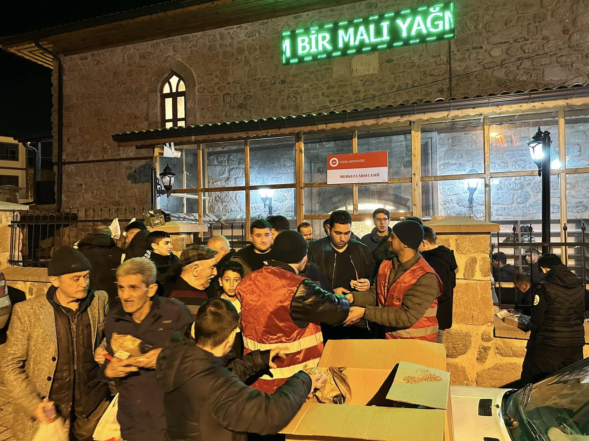 Güdül belediyesi yatsı namazı sonrasında kandil simidi dağıttı