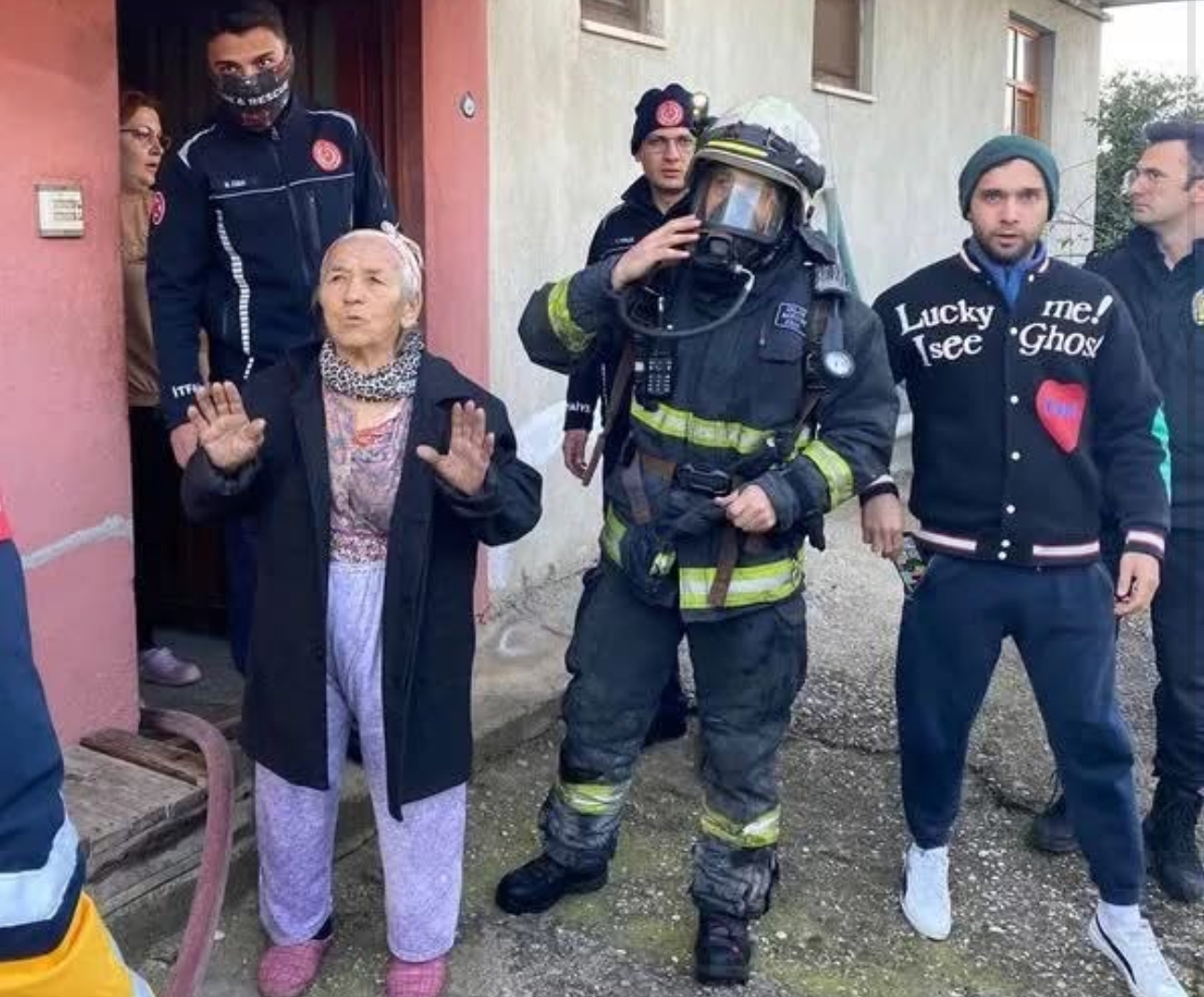 Serik'te Sevim Nine balkona çıkarak alevlerden kurtuldu