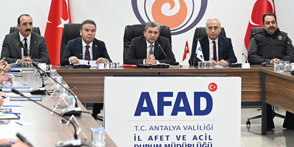 Dünyaca ünlü Konyaaltı Sahili'nde kaçak yapıya taviz yok! Hepsi yıkılacak