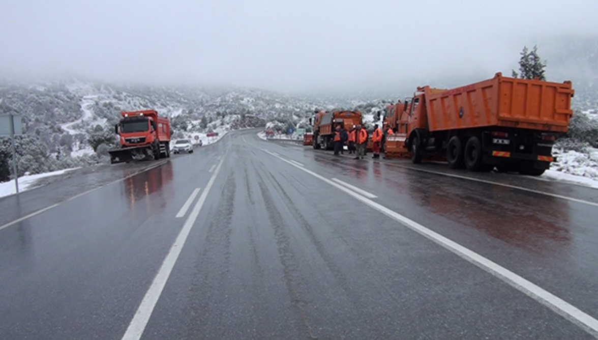 Antalya - Konya karayolunda kar yağışı etkili oldu! Yaklaşık 12 saat sürdü