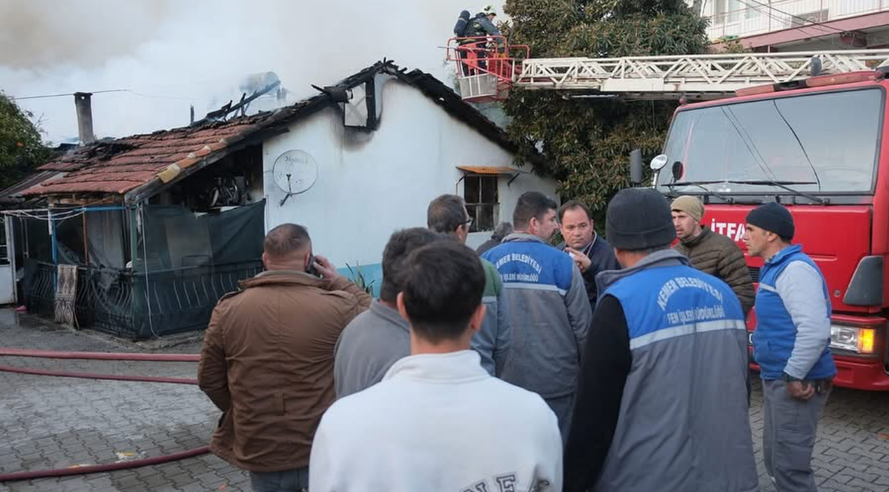 Kemer’de ev yangını