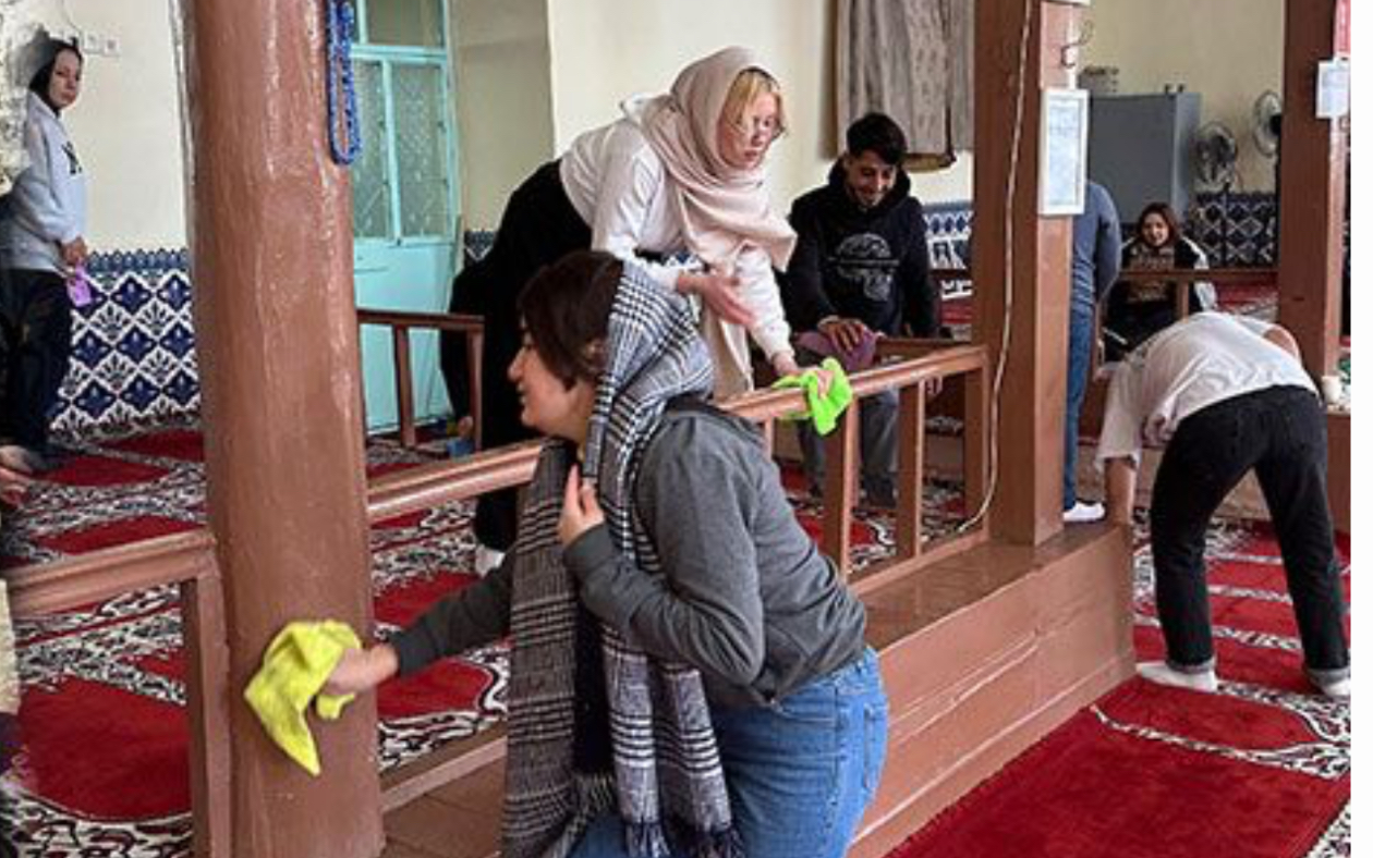 MAKÜ’lü gençler Ramazan ayı öncesi camileri temizledi