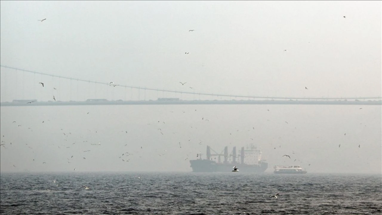 İstanbul'da gemi trafiği askıya alındı