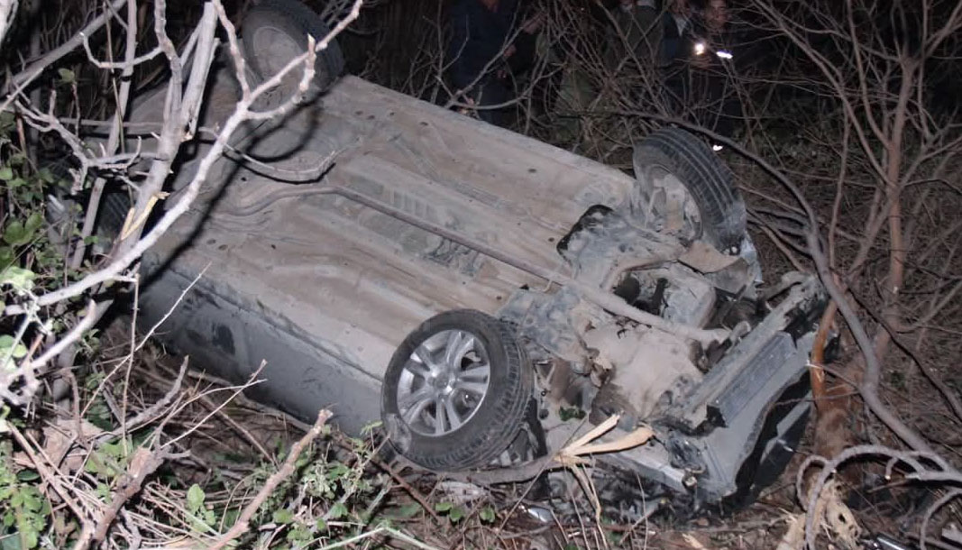 Serik’te yoldan çıkan otomobil bahçeye girdi